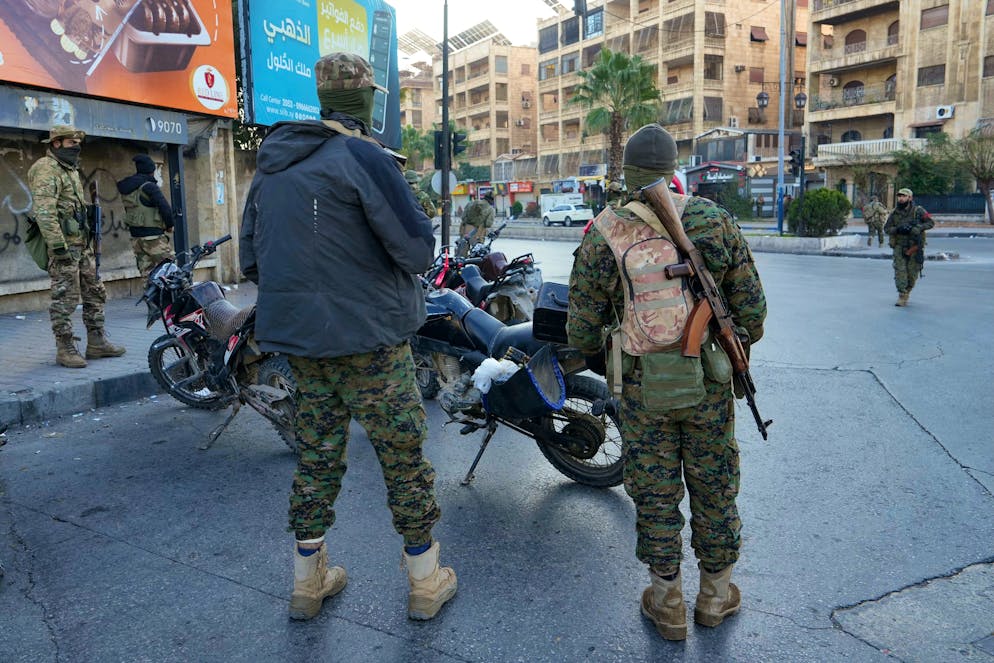 Des combattants anti-gouvernementaux se rassemblent le long d'une rue déserte dans le centre d'Alep, le 30 novembre 2024. - Les djihadistes et leurs alliés soutenus par la Turquie ont ouvert une brèche dans la deuxième ville de Syrie, Alep, le 29 novembre, dans le cadre d'une offensive éclair contre les forces du gouvernement soutenu par l'Iran et la Russie. Questions Réponses