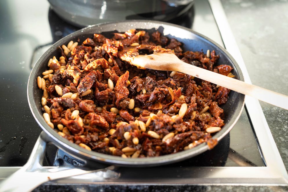 Eine wahrscheinlich hygienisch abgekochte Holzkelle im Einsatz. (Symbolbild)