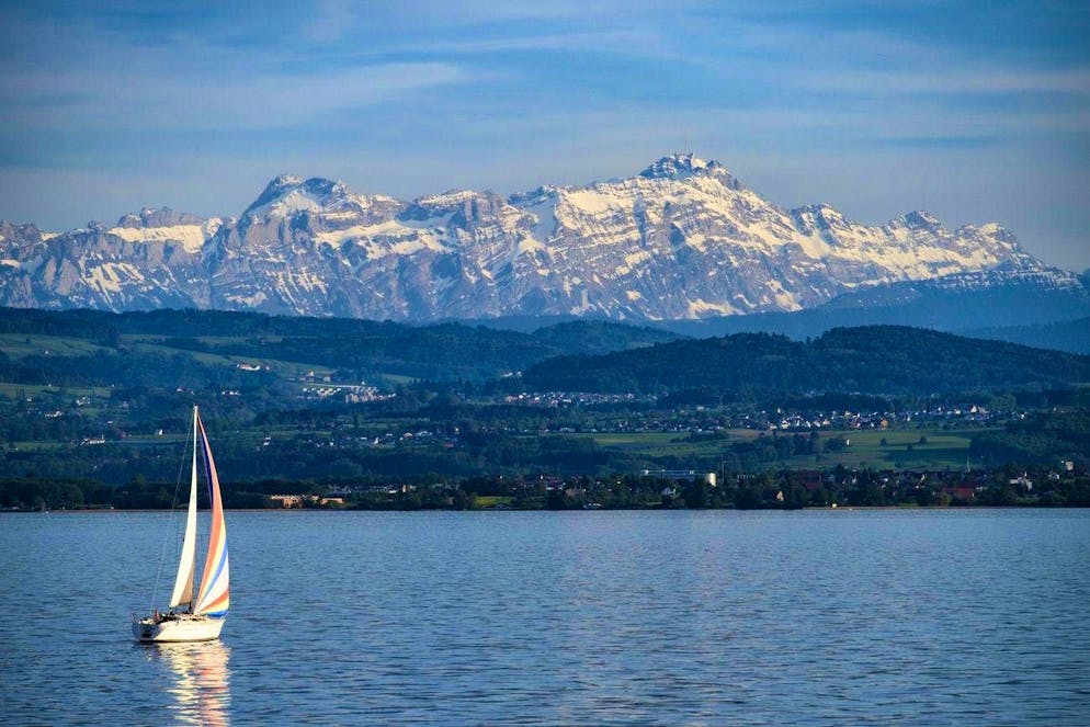 On Lake Constance, a motorboat crashes into a sailing boat at full speed.