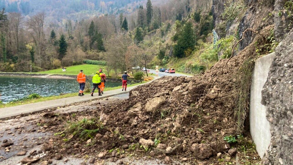 La strada invasa dalla frana nei pressi di Weggis (LU)