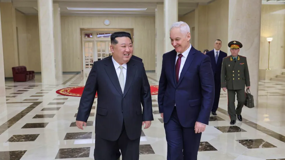 Kim Jong Un a estimé que la visite de M. Belooussov, le ministre de la défense russe, permettrait d'encourager "le développement de la relation entre les deux armées", d'après KCNA.