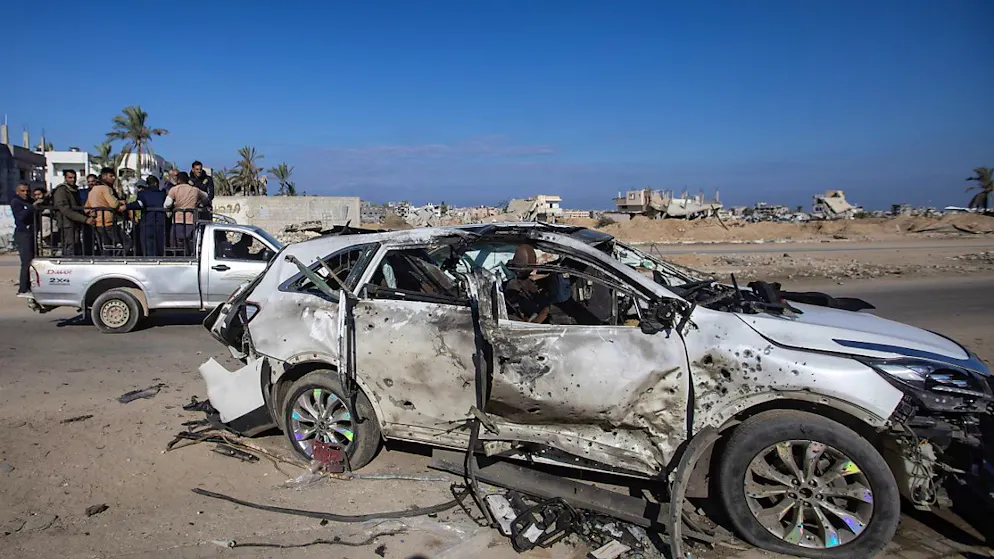 Selon la Défense civile, au moins 5 personnes ont été tuées "dont 3 employés de WCK" après une frappe israélienne sur une voiture qui circulait sur la route Salaheddine, près de Khan Younès. Selon un témoin, la voiture roulait "derrière le convoi du Programme alimentaire mondial".