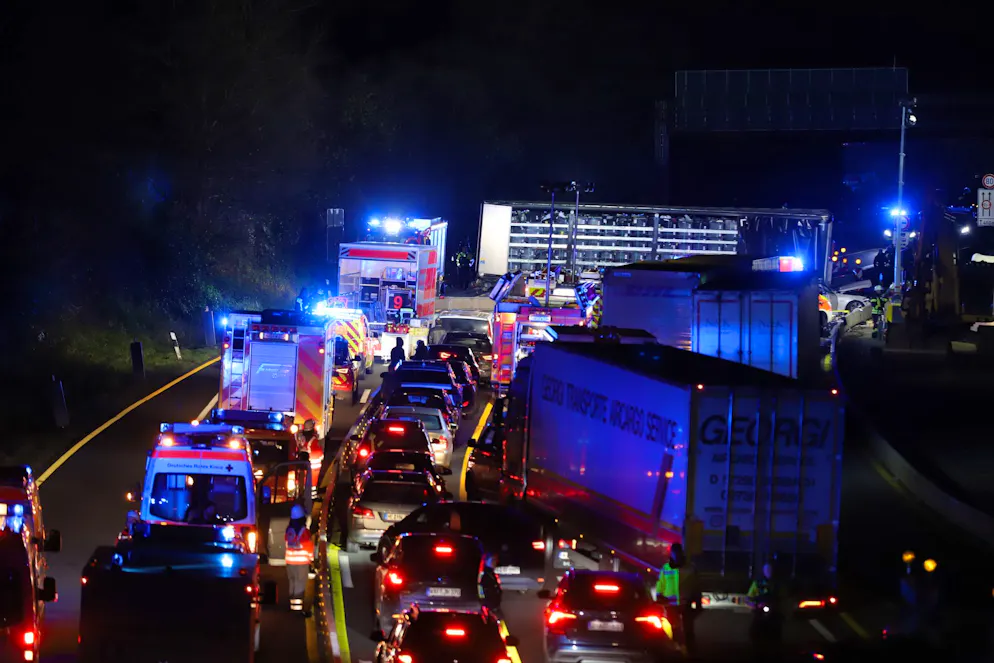 Weitere Ermittlungen nach Lkw-Chaosfahrt mit 26 Verletzten - Gallery. Nach einer Chaosfahrt über mehrere Autobahnen wurde der Lkw-Fahrer aus dem Verkehr gezogen. 