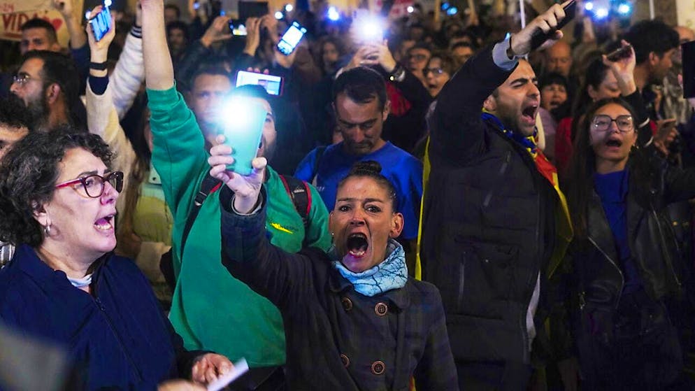 Hundreds of thousands protested in Valencia and demanded the resignation of the regional president.