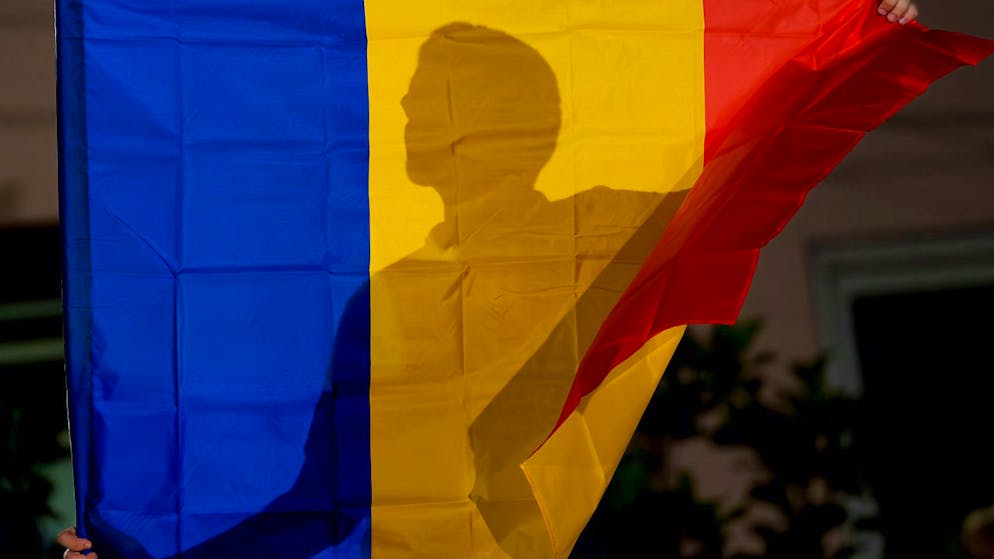 ARCHIV - Ein Anhänger der rechten Partei Allianz für die Vereinigung der Rumänen (AUR). Foto: Vadim Ghirda/AP/dpa