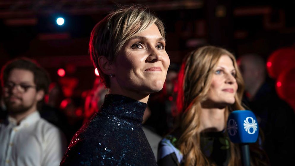 Kristrún Mjöll Frostadóttir, Vorsitzende der sozialdemokratischen Partei Samfylking, sieht sich bei der Feier nach Schließung der Wahllokale die Zusammenfassung der ersten Ergebnisse an. Foto: Marco di Marco/AP/dpa