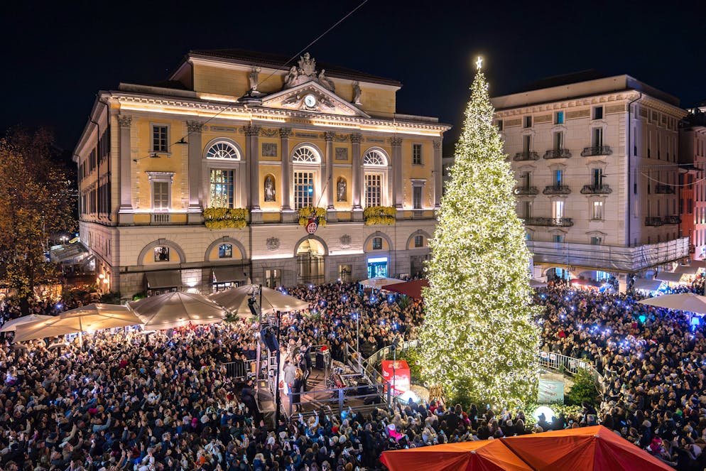 La tradizionale cerimonia di accensione delle luci dell'albero di Natale in Piazza Riforma a Lugano si terrà alle 18:00 del 27 novembre (foto d'archivio).