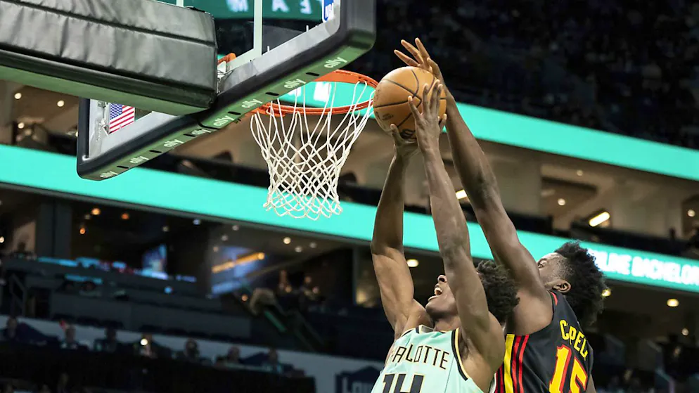 Der Genfer Clint Capela blockt den Versuch von Moussa Diabate von den Charlotte Hornets