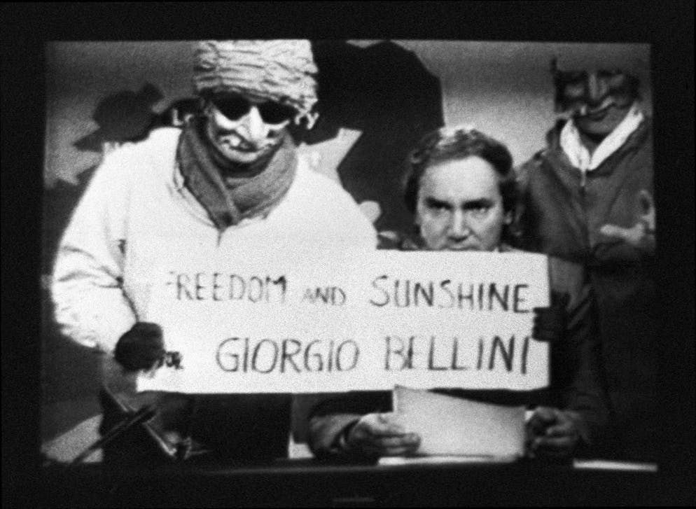 Leon Huber, conduttore del Tagesschau, il TG della SRF, viene visitato da manifestanti mascherati con lo striscione «Libertà e sole per Giorgio Bellini» durante il programma del 1° maggio 1981.