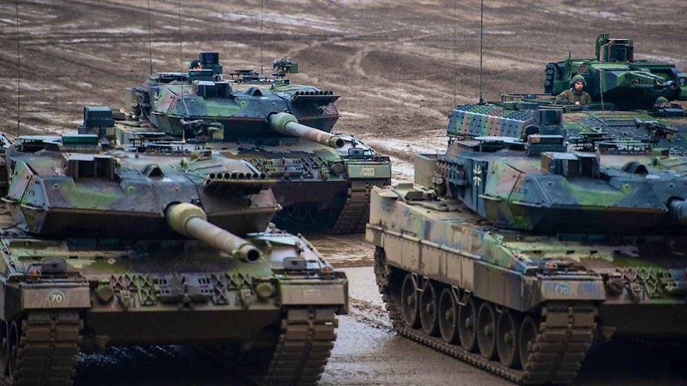 ARCHIVE - Three Bundeswehr Leopard 2A6 main battle tanks and a Puma infantry fighting vehicle stand in the field during an exercise. Photo: Philipp Schulze/dpa