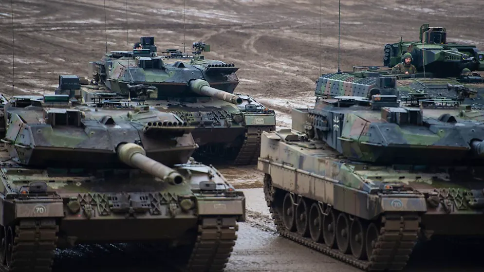 ARCHIV - Drei Kampfpanzer der Bundeswehr vom Typ Leopard 2A6 und ein Schützenpanzer vom Typ Puma stehen bei einer Übung im Gelände. Foto: Philipp Schulze/dpa