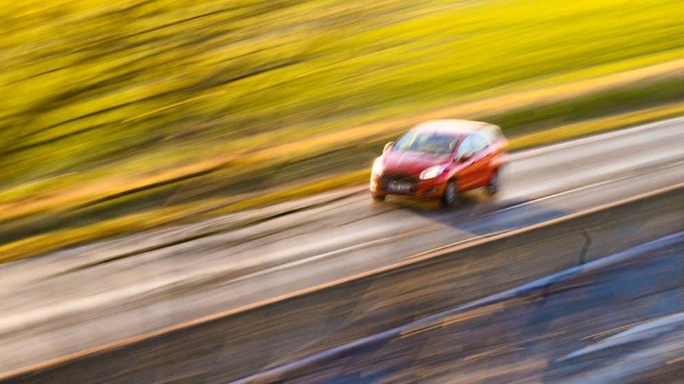 ARCHIVE - Too much pressure on the gas pedal. Photo: Julian Stratenschulte/dpa/symbol image