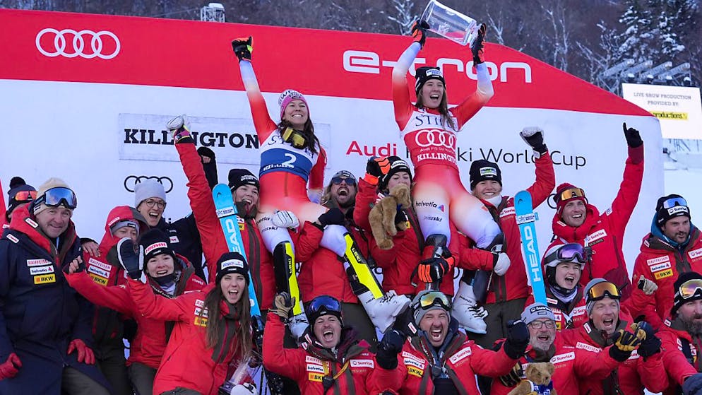 Die Siegerin Camille Rast (rechts) und die Zweitklassierte Wendy Holdener auf den Schultern ihrer Teamkolleginnen, Trainer und Betreuer