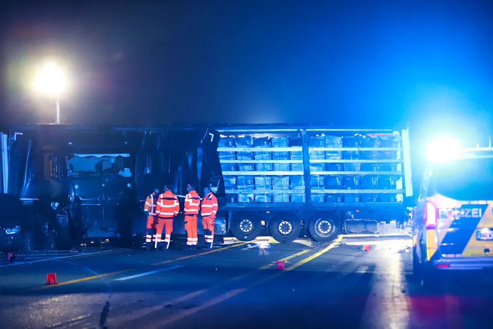 Weitere Ermittlungen nach Lkw-Chaosfahrt mit 26 Verletzten - Gallery. Die Hintergründe der Unfallserie müssen die Ermittler noch klären.