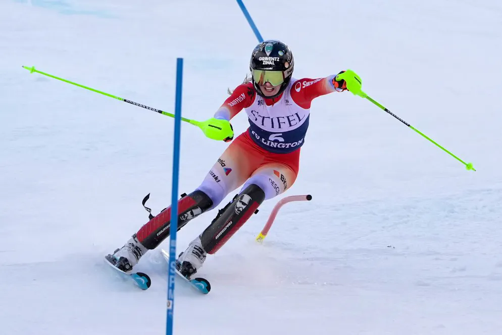 Camille Rast, svizzera, gareggia durante una gara di slalom femminile di Coppa del Mondo di sci, domenica 1 dicembre 2024, a Killington,