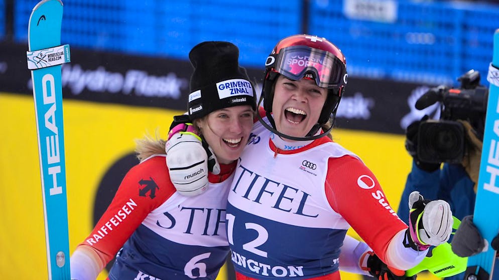 Die im 5. Rang klassierte Walliserin Mélanie Meillard (rechts) umarmt ihre siegreiche Teamkollegin Camille Rast.