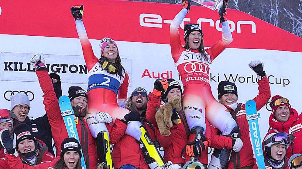 Camille Rast (rechts) und Wendy Holdener lassen sich nach dem Doppelsieg in Killington vom Schweizer Team feiern.