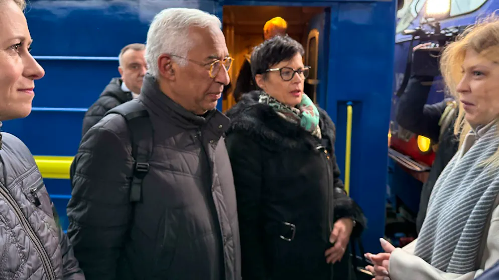 António Costa (M.l.), Kaja Kallas (l.) und Marta Kos (M.r) kommen in in Kiew an.
