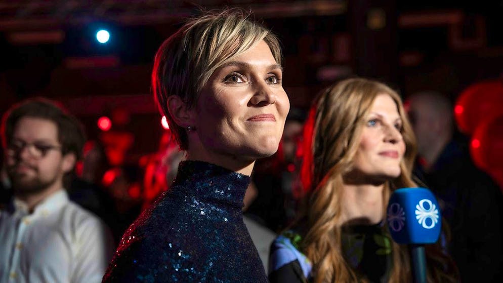 Kristrún Mjöll Frostadóttir, leader of the social democratic party Samfylking, looks at the summary of the first results at the ceremony after the polling stations closed. Photo: Marco di Marco/AP/dpa