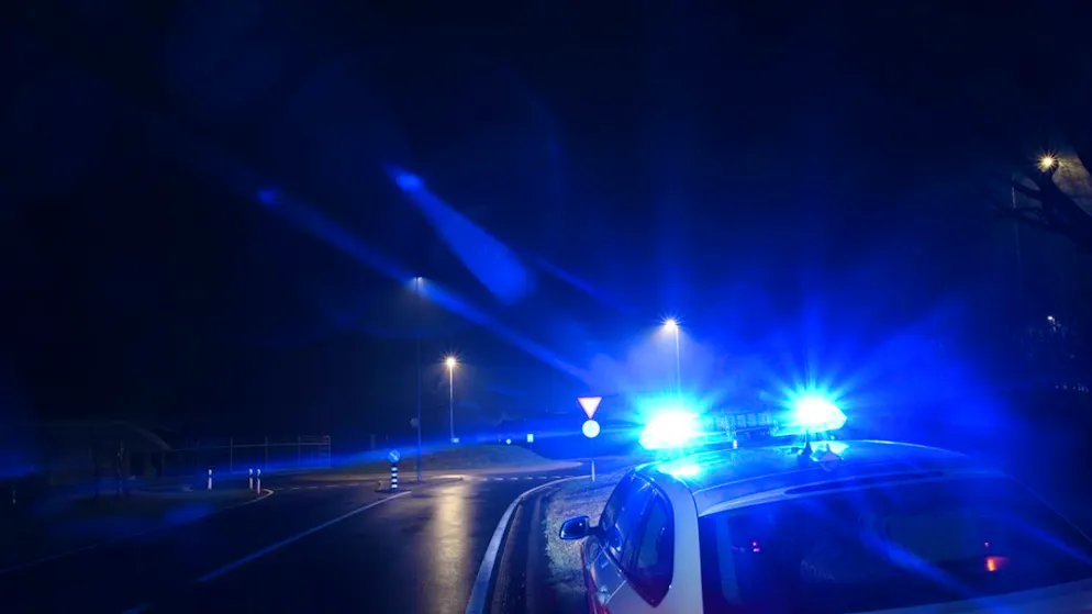 Un veicolo della polizia cantonale dei Grigioni impegnato in un intervento la scorsa notte.