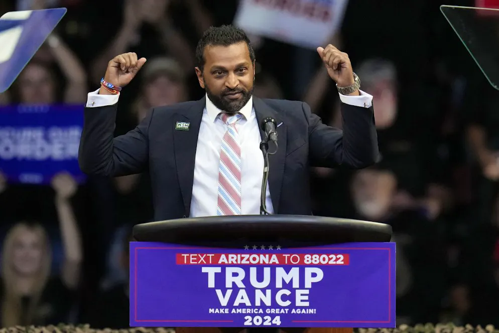 Kash Patel parla prima dell'allora candidato repubblicano alle presidenziali, l'ex presidente Donald Trump, durante un comizio elettorale alla Findlay Toyota Arena, domenica 13 ottobre 2024, a Prescott Valley, in Arizona.
