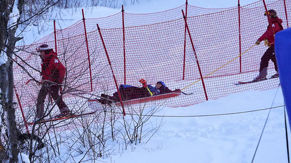 Mikaela Shiffrin wird nach ihrem Sturz im Riesenslalom mit dem Rettungsschlitten von der Piste gebracht