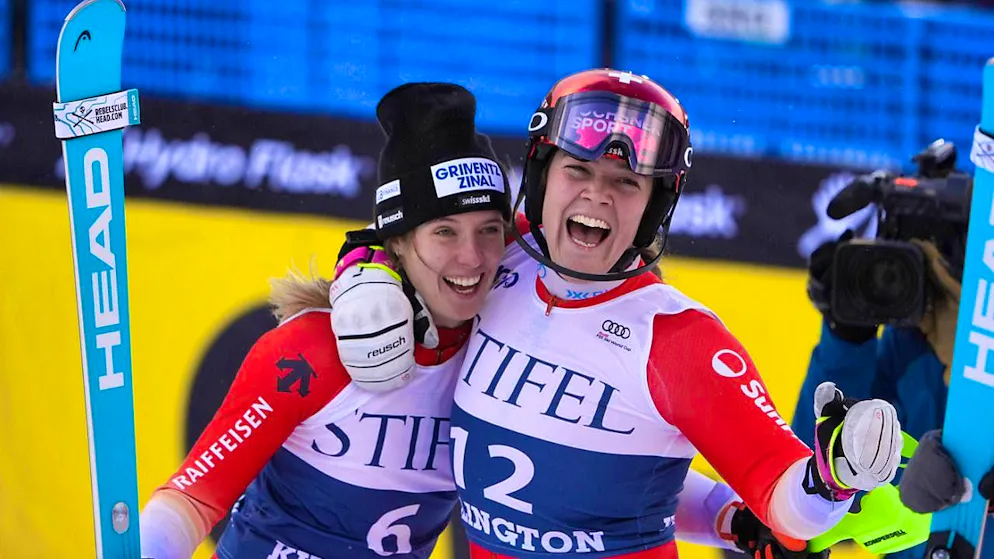 Valais skier Mélanie Meillard (right), who finished in 5th place, hugs her winning team-mate Camille Rast.