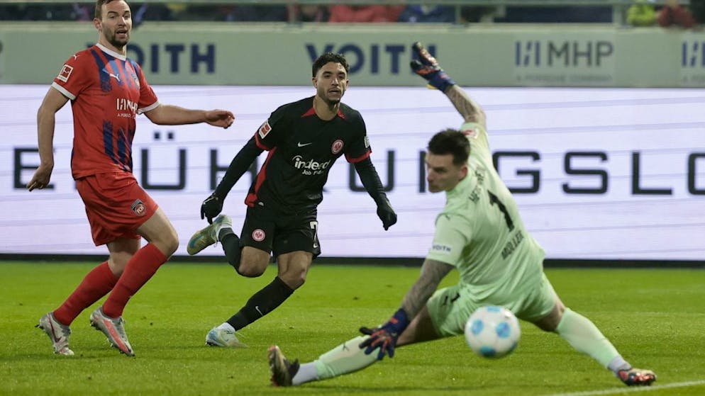 Omar Marmoush überwindet Heidenheims Goalie Kevin Müller zum 3:0