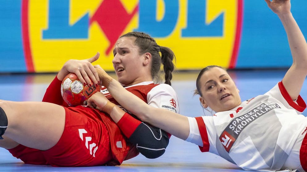 Tabea Schmid (gauche) en lutte au sol face à Mie Enggrob Hojlund (droite).