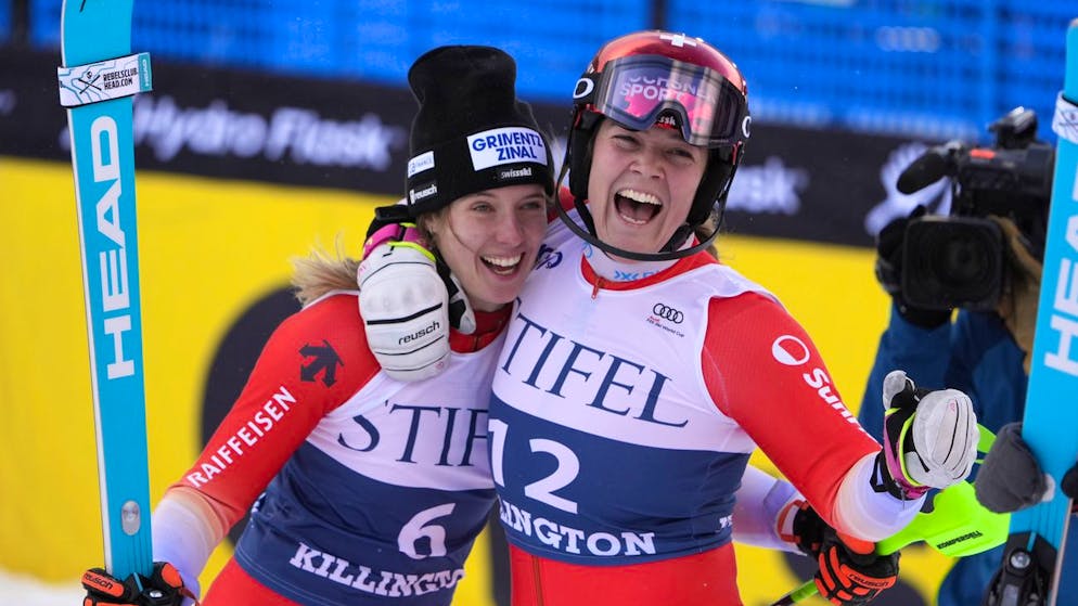 Mélanie Meillard (rechts) schenkt der Siegerin Camille Rast eine Umarmung.