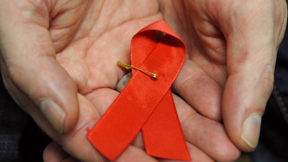 Die rote Schleife ist das Symbol der Solidarität mit HIV-Positiven und Aids-Kranken.