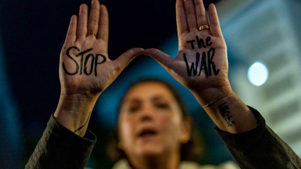 ARCHIV - Eine Frau fordert bei einer Demonstration die Freilassung von Geiseln, die im Gazastreifen von der islamistischen Hamas festgehalten werden. Foto: Francisco Seco/AP/dpa