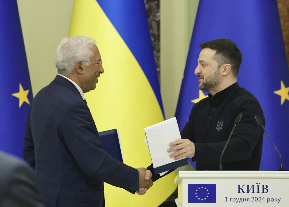 Il Presidente ucraino Volodymyr Zelensky (R) e Antonio Costa (L), Presidente del Consiglio europeo, partecipano a una conferenza stampa congiunta dopo il loro incontro a Kyiv, Ucraina, il 1° dicembre 2024.