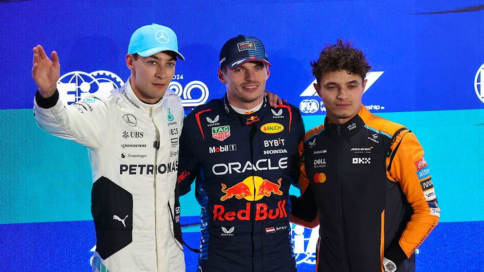 Max Verstappen (in der Mitte) muss die Pole-Position in Katar an Konkurrent George Russell (links) abgeben