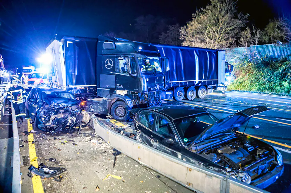 Weitere Ermittlungen nach Lkw-Chaosfahrt mit 26 Verletzten - Gallery. Der Lastwagen war in eine Unfallserie mit 50 beteiligten Fahrzeugen verwickelt. 