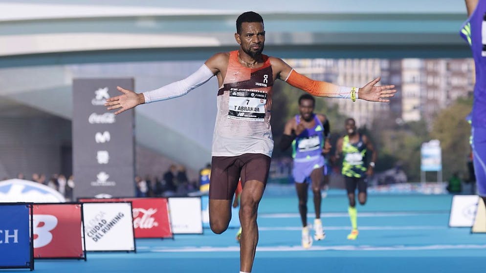 Tadesse Abraham läuft in Valencia als Fünfter mit Schweizer Rekord ins Ziel