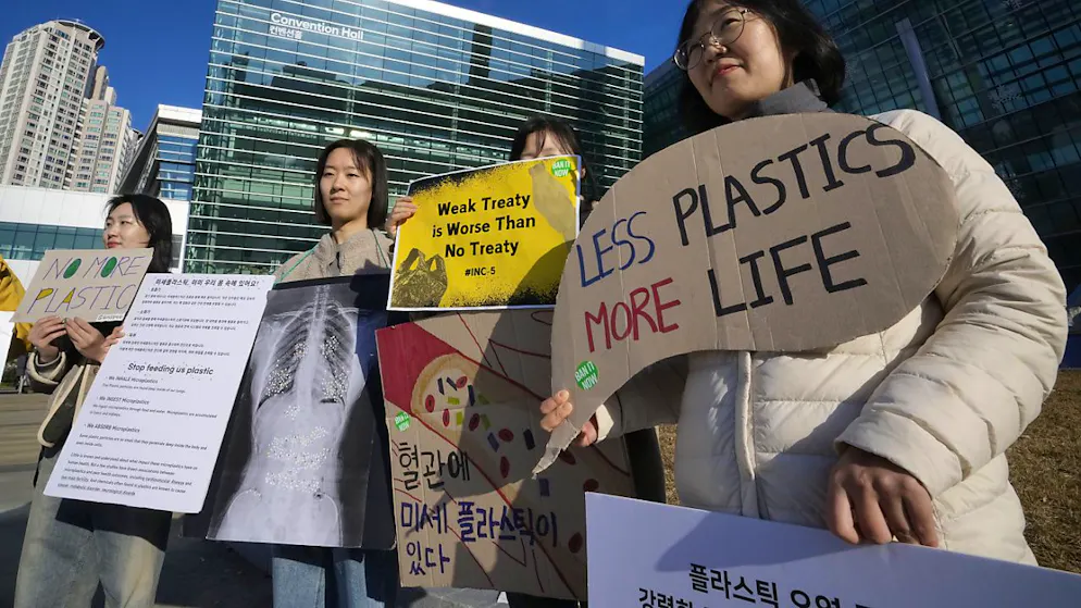 Südkoreanische Umweltaktivistinnen und -aktivisten protestieren vor dem Veranstaltungsort der fünften Sitzung des zwischenstaatlichen Verhandlungsausschusses zur Plastikverschmutzung in Busan. (Archivbild),