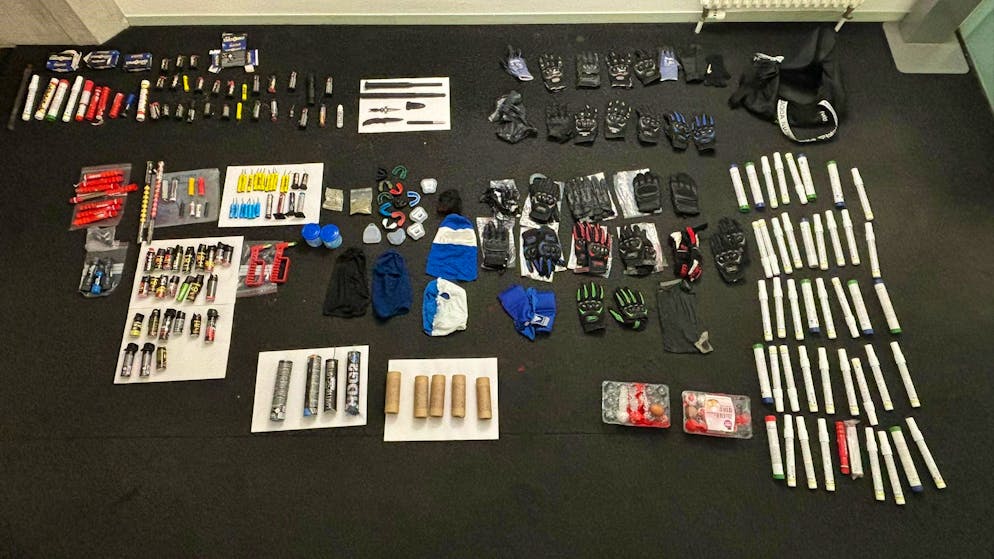 Die Stadtpolizei hat Fotos von bei GC-Fans sichergestelltem Material veröffentlicht.