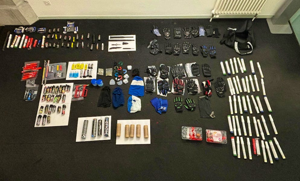 Sichergestelltes Material der Stapo. Die Stadtpolizei Zürich teilt Bilder von bei GC-Fans auf der Duttweilerbrücke sichergestelltem Material.