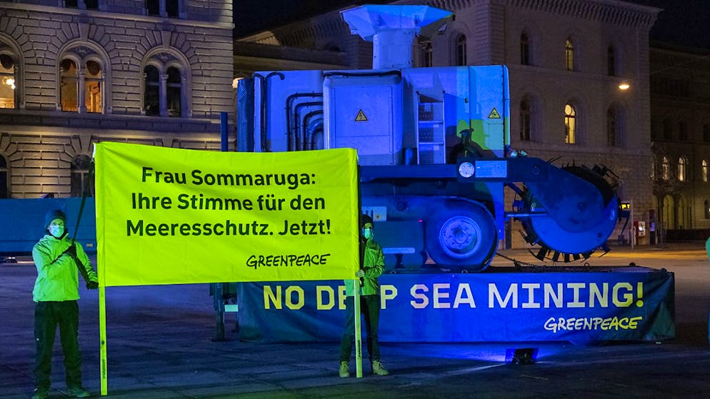 Greenpeace-Aktivisten anlässlich einer Aktion gegen den Tiefseebergbau im Februar 2022 vor dem Bundeshaus in Bern. (Archivbild)
