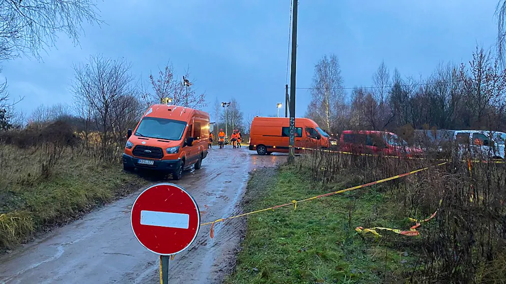 ARCHIV - Die litauische Polizei und Spezialisten sind in der Nähe der Absturzstelle im Einsatz. Foto: Alexander Welscher/dpa