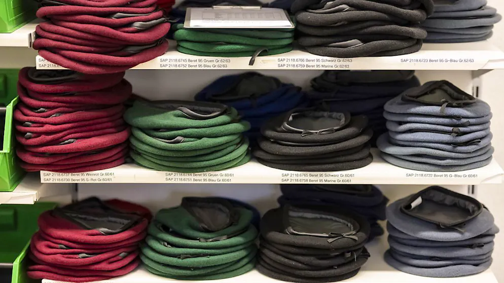 Die Kredite für Verbrauchsmaterial wie Uniform-Mützen hiess das Parlament bereits in der Herbstsession gut. (Symbolbild)