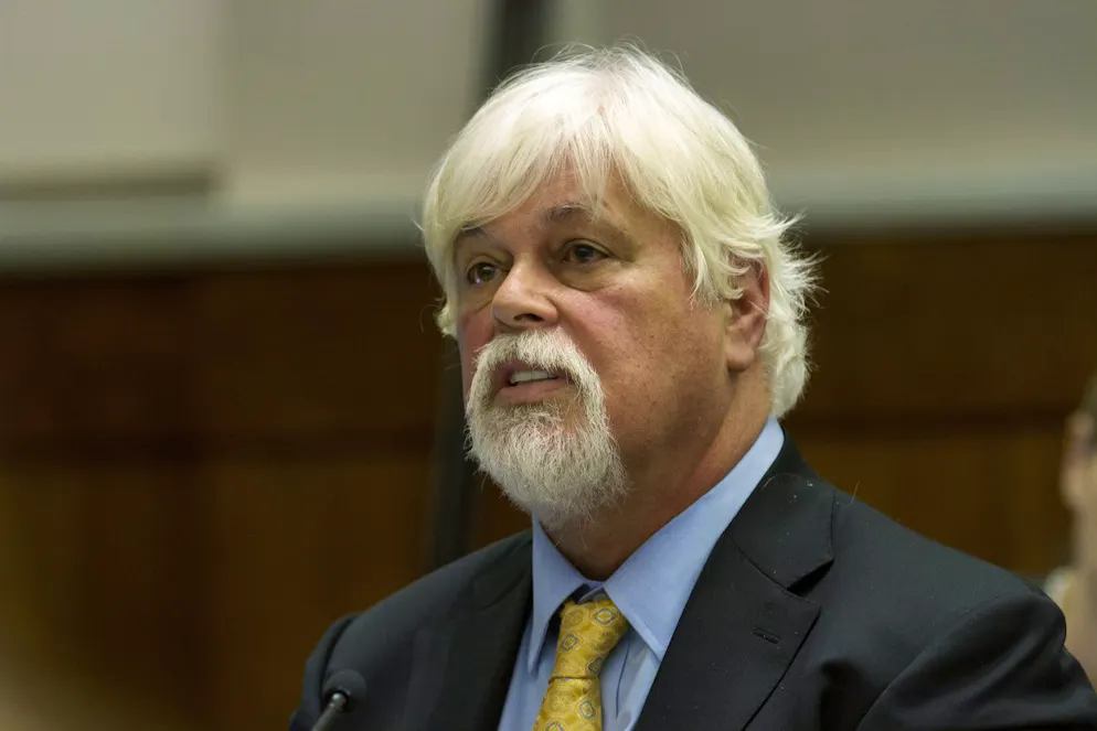 L'activiste anti-chasse Paul Watson, fondateur de la Sea Shepherd Conservation Society, basée dans l'Oregon, témoigne lors d'une audience pour outrage au tribunal dans un tribunal fédéral, le 6 novembre 2013, à Seattle.