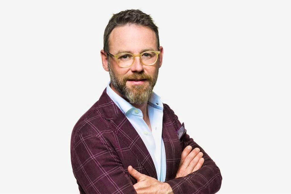 Mass exodus at SRF. Long-time presenter Nik Hartmann left SRF in 2020, becoming known to a wide audience with the show "SRF bi de Lüt - Über Stock und Stein", in which he hiked through Switzerland with his dog Jabba from 2008.