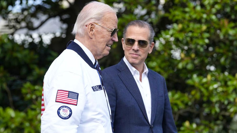 US-Präsident Joe Biden (l.) mit seinem Sohn Hunter, der seit seit Jahren negative Schlagzeilen machte: Alkoholsucht, Drogenabhängigkeit, fragwürdige Geschäfte, rechtliche Streitigkeiten mit einer Ex-Stripperin über den Unterhalt für ein uneheliches Kind.