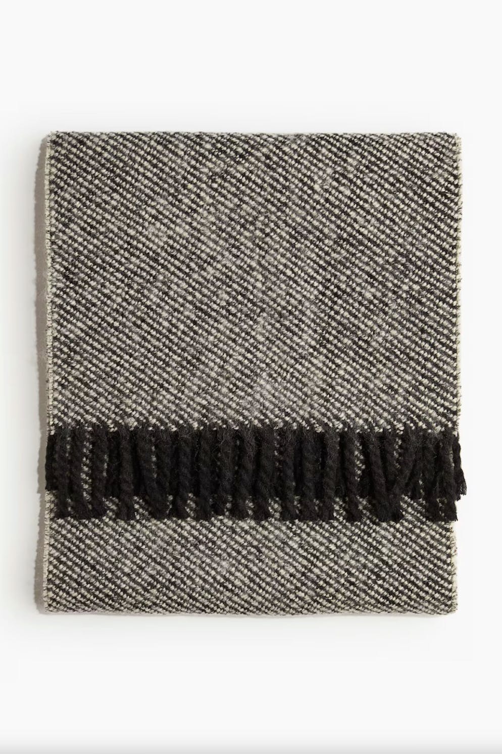 7 Geschenkideen für den besten Kumpel. Ein klassischer Schal in Schwarz und Weiss von H&M für 29.95 Franken schadet nie.