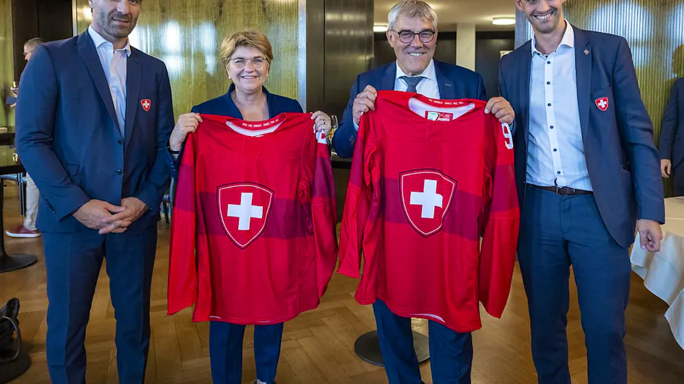 Il Parlamento è favorevole ad apportare una modifica di legge per permettere alla compagini sportive nazionali, come la squadra di hockey su ghiaccio, di indossare divise con lo stemma della Confederazione, senza incorrere in infrazioni. (Foto simbolica)