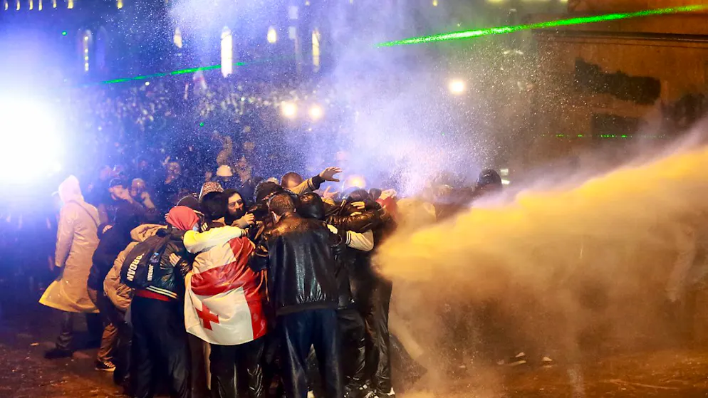 dpatopbilder - Die Polizei setzt einen Wasserwerfer gegen Demonstranten in Tiflis ein. Foto: Zurab Tsertsvadze/AP/dpa