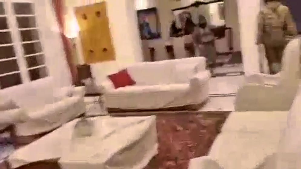 Offensiva in Siria. Ecco le immagini dell'interno della villa di Assad presa d'assalto dai ribelli ad Aleppo