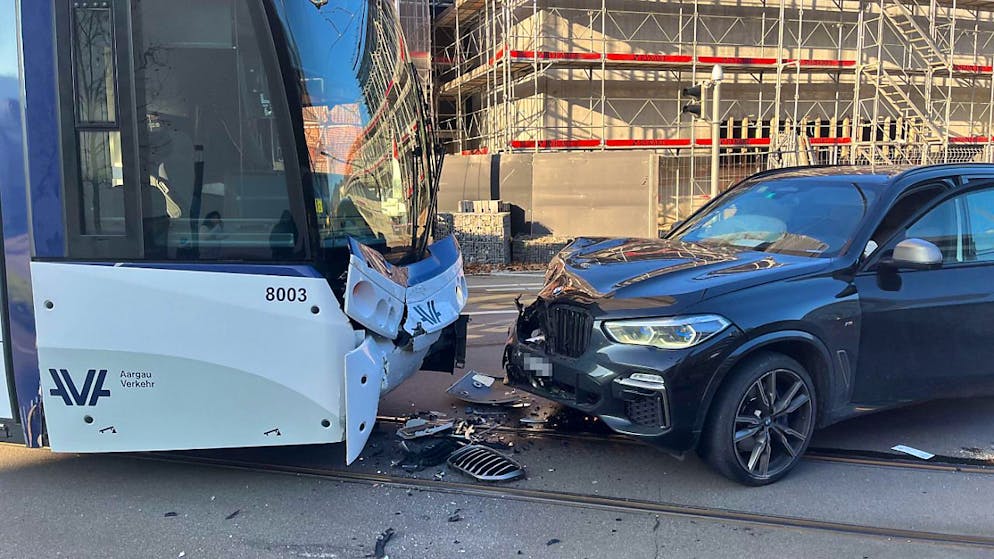 Nach diesem Unfall in Spreitenbach AG vom Sonntag ist der Betrieb der Limmattalbahn (Linie 20) am Montag eingeschränkt.